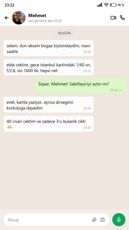 Biri Boğaz kıyısında Gece İstanbul kartını yazıyor
